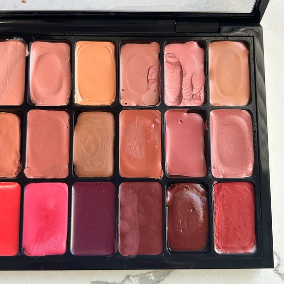 MAC Cosmetics Lip Palette - Pink, Red, and natural Shades - Picture 5 of 5